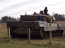 Rückansicht eines dänischen Leopard 2A5DK. Das Turmheck mit den Schneegreifern ist eines der Merkmale der dänischen und schwedischen Leopard-Variante.