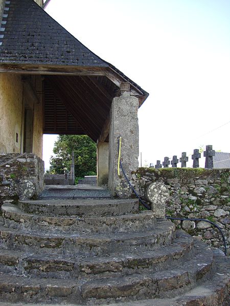 File:Saint-Etienne (Sauguis-Saint-Étienne, Pyr-Atl, Fr) Portail de l'eglise flanqué d'anciennes stèles basques.JPG