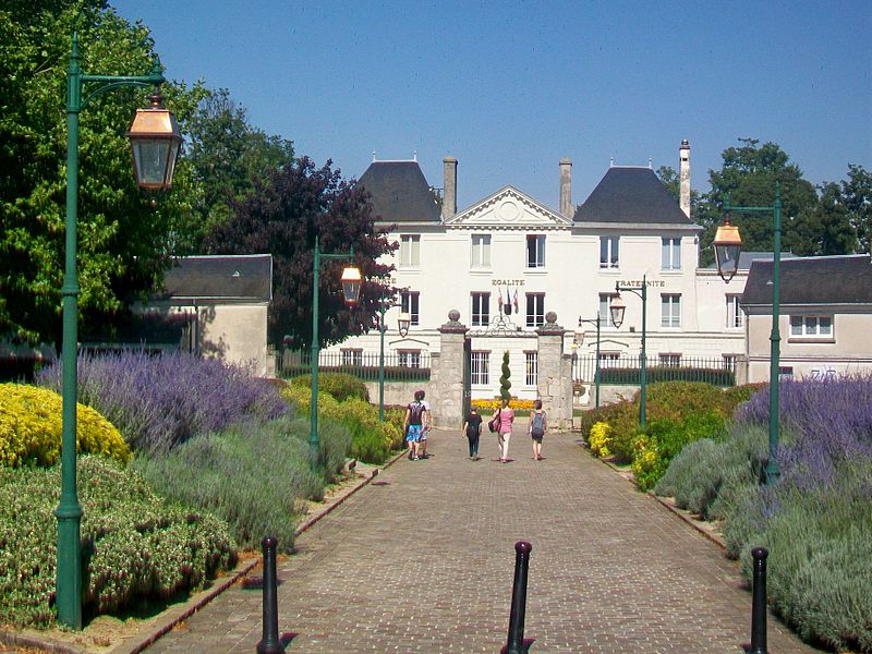 File:Saint-Soupplets (77), mairie (ancien château de Maulny), allée du Château.jpg