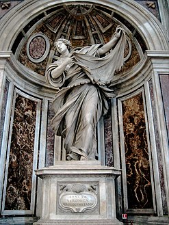 Statue en marbre de sainte Véronique tenant des deux mains le voile où est imprimé le visage de Jésus-Christ
