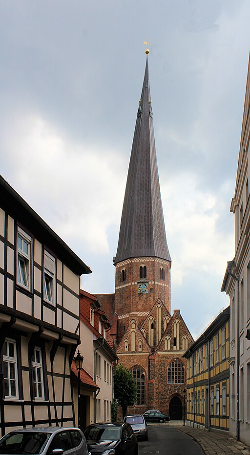 Salzwedel, Jenny-Marx-Straße und Marienkirche