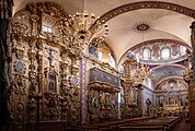 Retablos de oro al interior del templo.