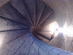 Escalera catalana en la Torre del Beverello.