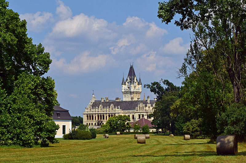 File:Schloss Grafenegg mit Gartenpavillon.jpg