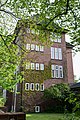 Deutsch: Südfassade der Schule Tieloh in Hamburg-Barmbek-Nord. This is a photograph of an architectural monument. It is on the list of cultural monuments of Hamburg, no. 22914