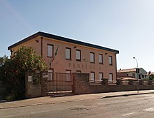 Il palazzo della Provincia del Sud Sardegna di via Mazzini, già sede della ex Provincia di Carbonia-Iglesias. La struttura in origine era uno dei numerosi alberghi operai presenti in città.