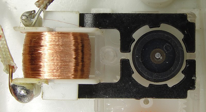 File:Single phase low power synchronous clock motor with removed cover.jpg