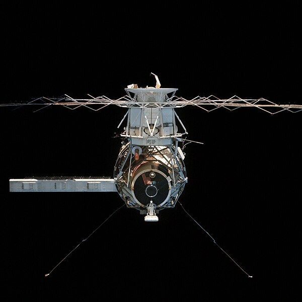 ファイル:Skylab 4 undocking.jpg