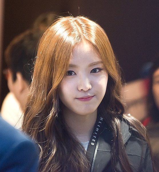 File:Son Naeun at M Limited fan signing, 22 August 2014 07.jpg