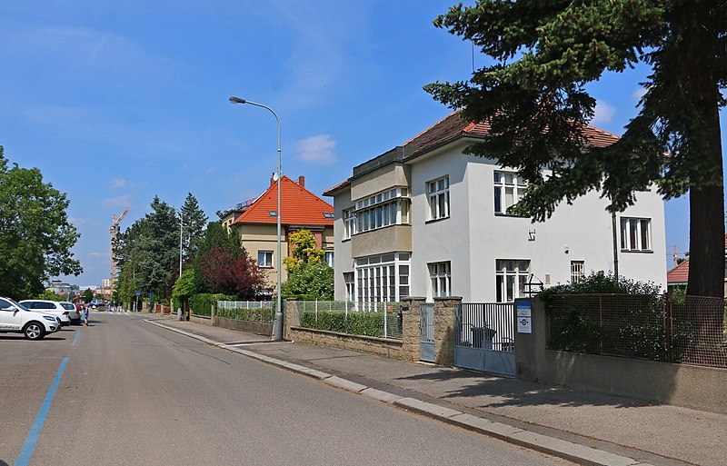 File:Střešovická street, west part, Praha.jpg