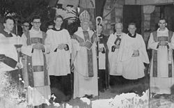 StateLibQld 2 153523 ĉefepiskopo Halse, anglikana ĉefepiskopo kun alia pastraro ĉe la Bishopbourne Kapelo, Brisbano, 1954.jpg