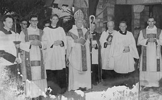 Archbishop Halse with other clergy at the Bishopbourne Chapel, 1954 StateLibQld 2 153523 Archbishop Halse, anglican Archbishop with other clergy at the Bishopbourne Chapel, Brisbane, 1954.jpg