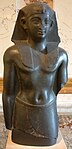 Torso di un faraone tolemaico, forse Tolomeo V, padre di Cleopatra II. Museo del Louvre, Parigi.