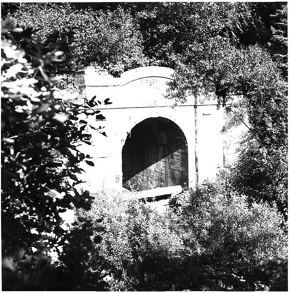 File:Stevens Pass - West Portal old tunnel.JPG