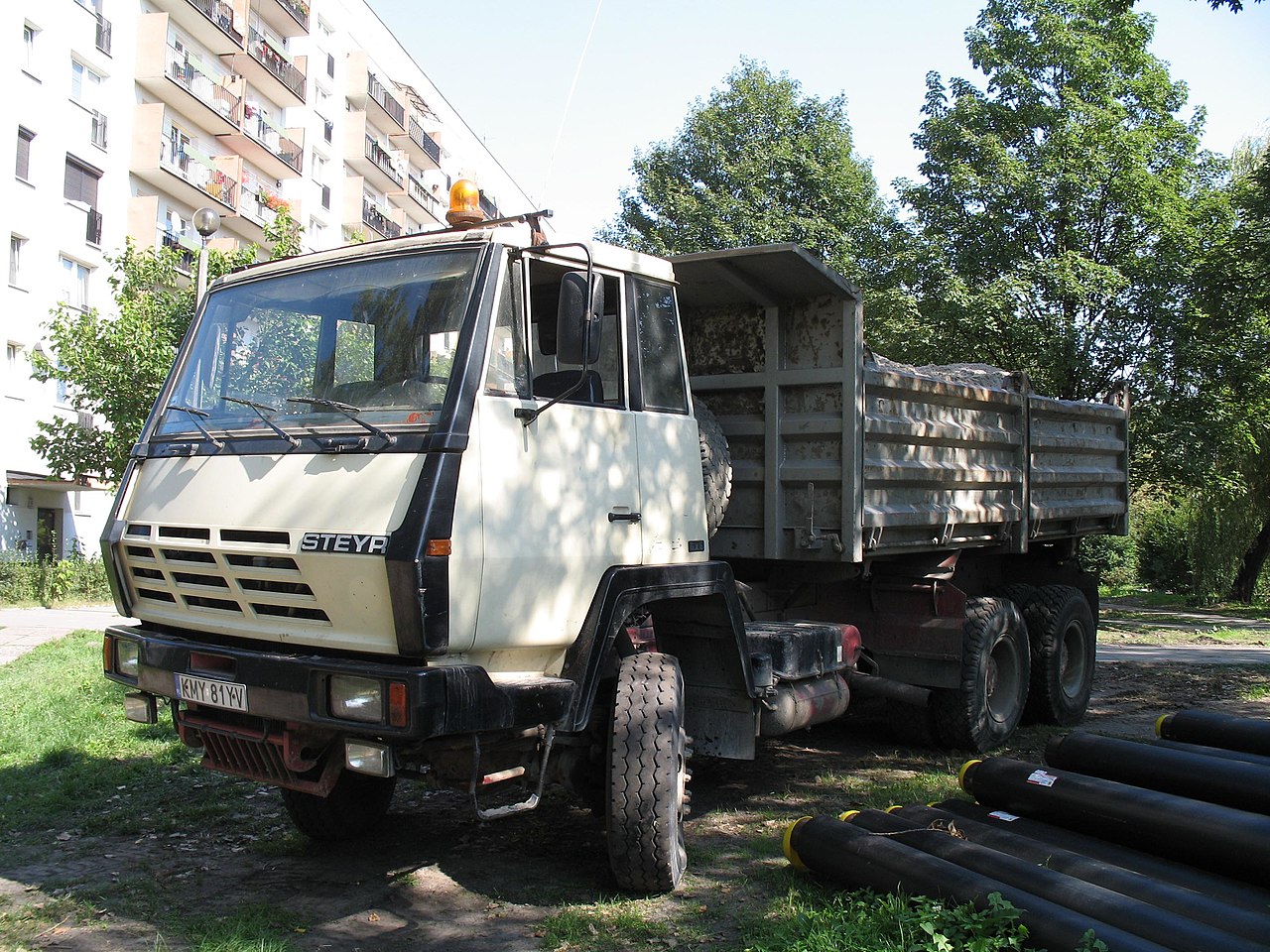 Steyr serie 90 veicolo da trasporto 1280px-Steyr_6x6_in_Krakow