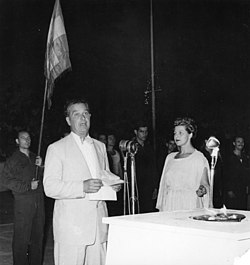 Helsingin olympialaisten järjestelykomitean edustaja Lauri Miettinen pitämässä puhetta 26. kesäkuuta 1952 olympiasoidun lähtömaassa Kreikassa.
