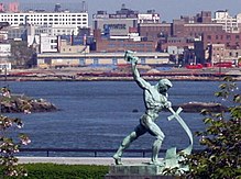 "Faisons des épées en socs", une sculpture près du siège de l'ONU (New York)