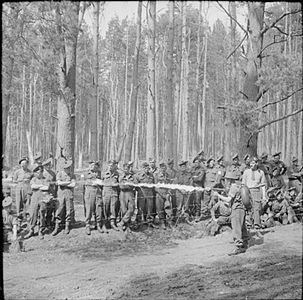 O lança-chamas portátil Lifebuoy sendo demonstrado aos homens do 1º Batalhão, King's Own Scottish Borderers, Denmead, Hampshire, 29 de abril de 1944.