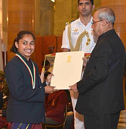 Prezident Shri Pranab Mukerji 2016 yil 29 avgust kuni Nyu-Dehli shahridagi Rashtrapati Bxavan shahrida gimnastika bo'yicha Dipa Karmakar xonimga Rajiv Gandi Xel Ratna mukofotini topshirmoqda.