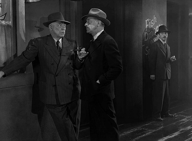Robert Homans, Frank Mayo et Charles Wagenheim (de g. à d.), dans Charlie Chan sur la piste sanglante (1945)