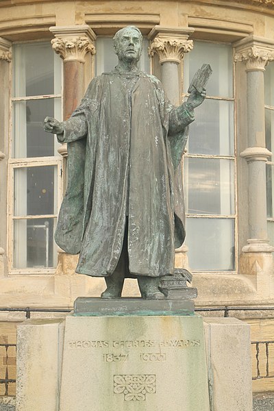 File:Thomas Edwards Statue.jpg