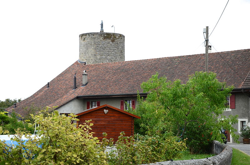 File:Tour de l'ancien château.JPG