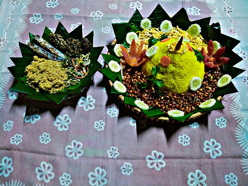 File:Tumpeng Nasi Kuning dan Tiwul khas Gunungkidul.jpg