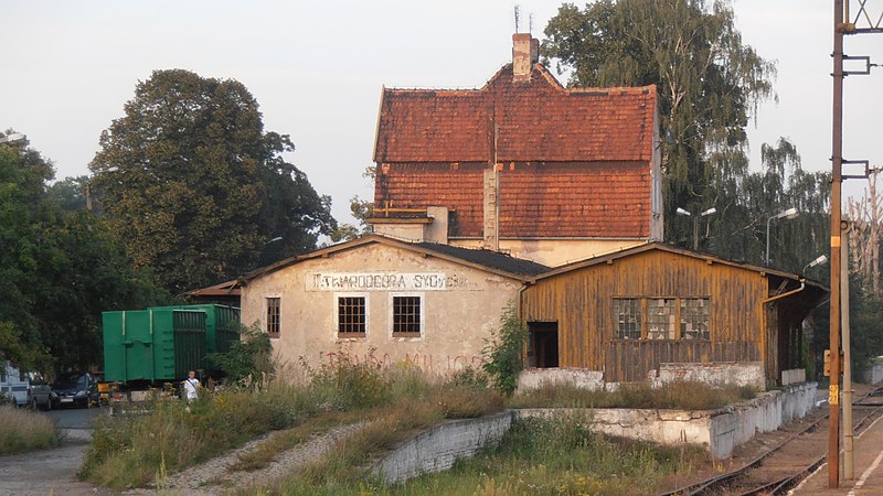 File:Twardogóra-120818-train-station.jpg