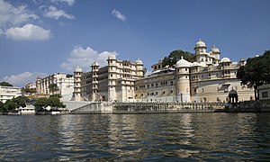 Udaipur-Stadtpalast-42-vom Picholasee-2018-gje.jpg