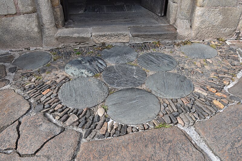 File:Uzerche - Abbaye Saint-Pierre - Détail du pavement du portail.jpg