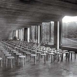 vue d'une salle avec des tabourets devant des baies vitrées