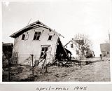 Bombet hus før og etter oppryddingen juli–november 1945.