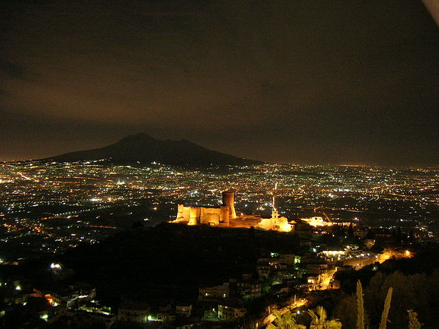 Anvista panoramica dende Lettere en a nueit, con o castiello de Lettere y o Vesuvio