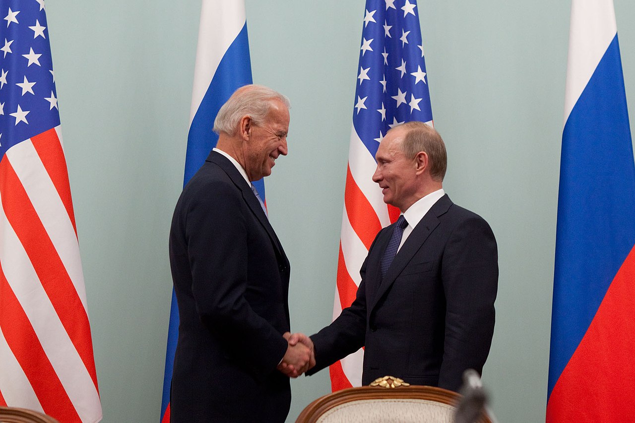 Vizepräsident Joe Biden begrüßt den russischen Premierminister Wladimir Putin.jpg