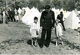 Quisling med småjenter og hirdmenn ved teltleiren i Borreparken, trolig i 1941. Foto: Riksarkivet