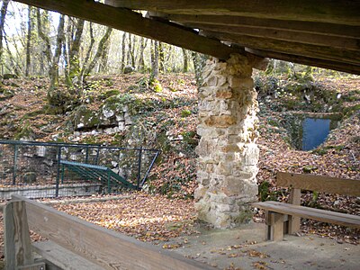 Eingänge zur Höhle von Villars