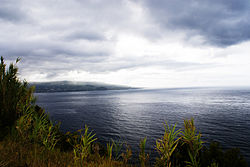 Vista do Monte da Espalamaca, a ilha do Pico do outro lado do Canal, concelho da Horta, ilha do Faial, Açores, Portekiz.JPG