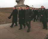 Russlands president Vladimir Putin besøker Mamajev Kurgan år 2000, med gigantstatuen bak.