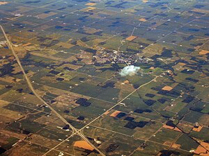 Paysage rural typique de l'Indiana. Noter le damier égalitaire du parcellaire. Photographie prise en juillet.