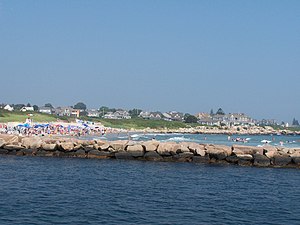 Zdjęcie Weekapaug przedstawiające przejście, molo, kanał, plażę Fenway i liczne domy nad oceanem.