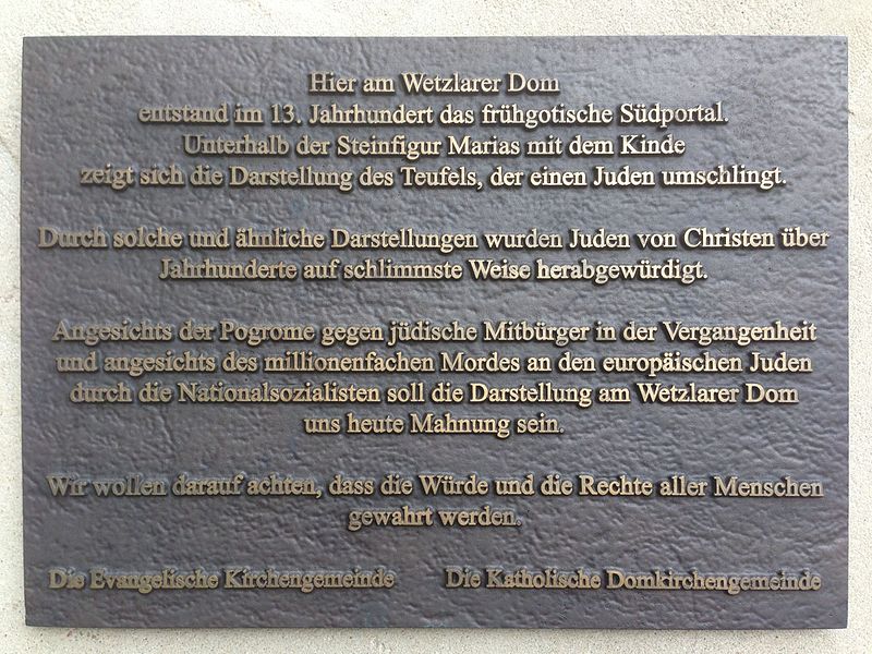 Datei:Wetzlarer Dom Hauptportal Gedenktafel.jpg