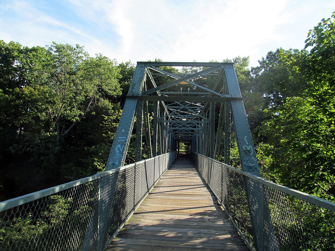 File:Willimantic pedestrian bridge, middle.JPG