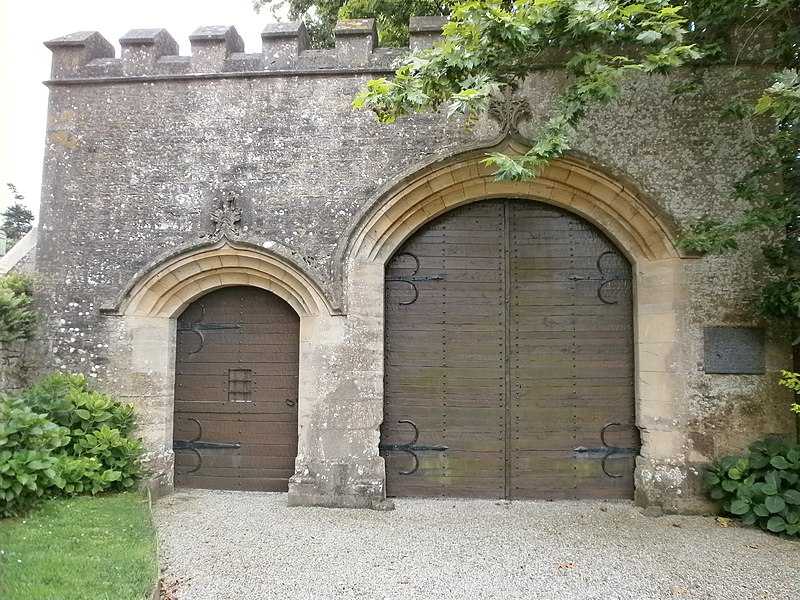 File:Yvetot-Bocage - Château de Servigny, portail (2).JPG