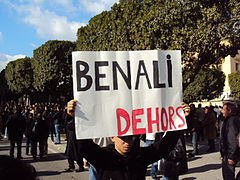 Panonceau « Ben Ali dehors » brandi à Tunis, le 14 janvier 2011.