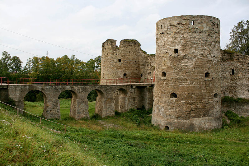 File:Ворота в крепость Копорье.jpg