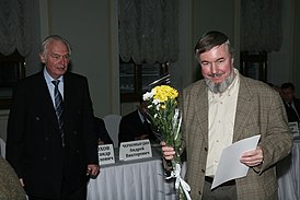 Valery Ganichev, voorzitter van de Schrijversunie van Rusland, feliciteert Alexander Kazintsev met de Grote Literaire Prijs van Rusland.  1 december 2011