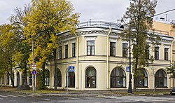 La casa del mercante I. Kasatkin (oggi scuola d'arte per bambini) all'angolo tra Martynov Street e Lenin Avenue