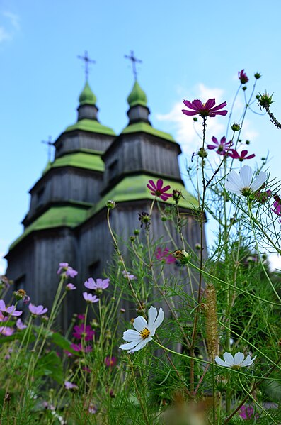 File:Церква Параскеви-П'ятниці у квітах.jpg