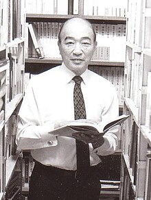 Popis obrázku 林 知己 夫 .jpg.