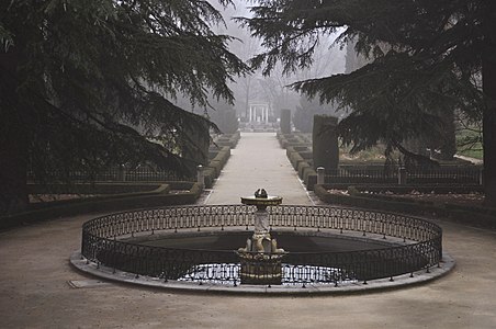 Vista desde el palacio, al fondo el templete de Baco